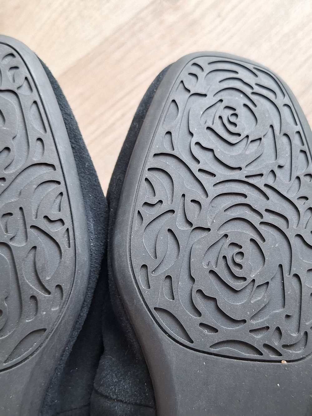 Taryn Rose Rosalyn Black Suede Ballet Flats Rose Detail Size - Picture 10 of 14